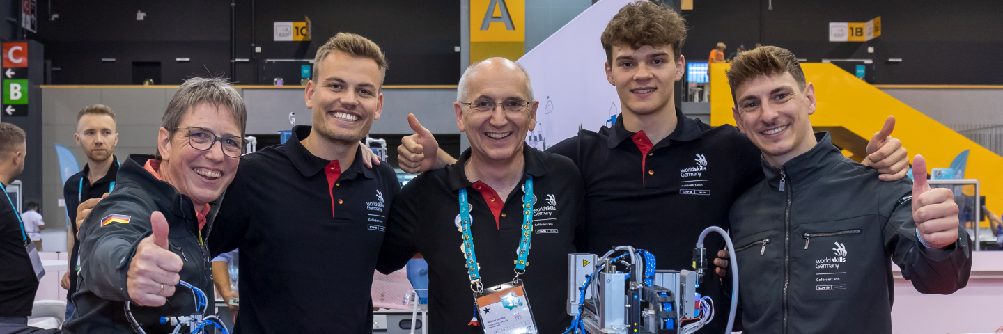 Happy winners, Chief Expert and trainers