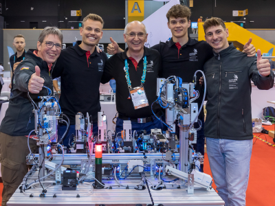 Happy winners, Chief Expert and trainers