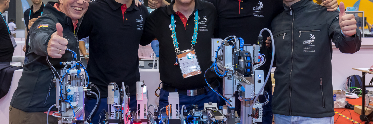 Happy winners, Chief Expert and trainers