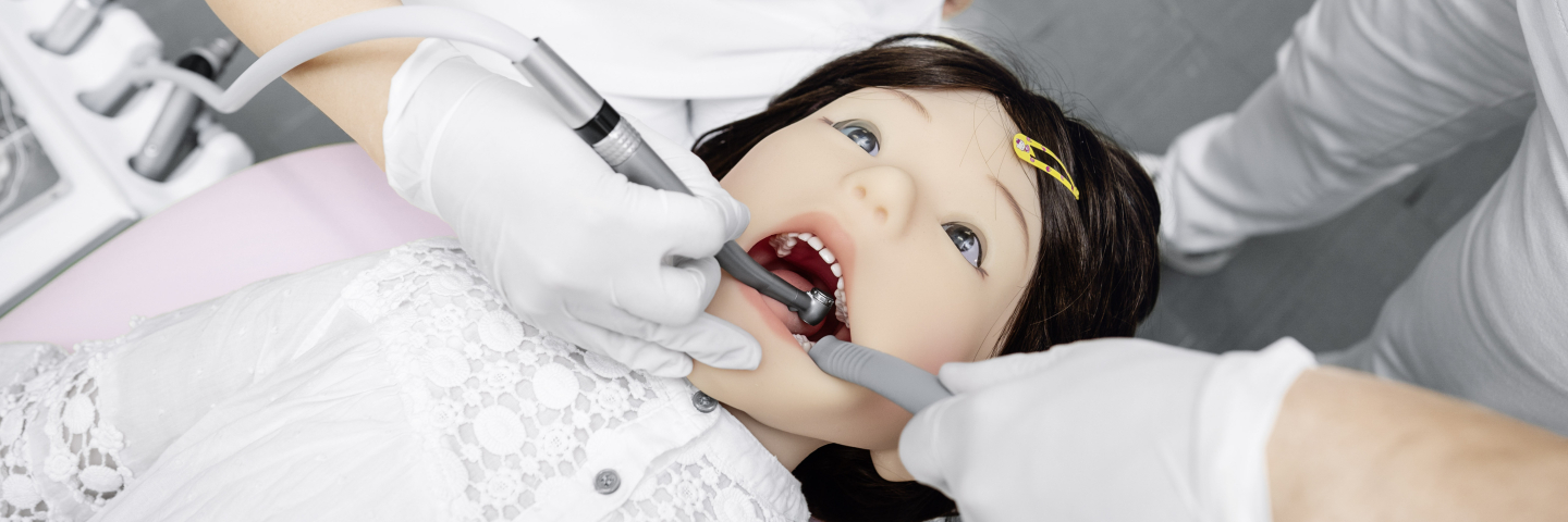 Agitazione, movimenti improvvisi della bocca: il robot umanoide simula il possibile comportamento dei bambini durante un trattamento dentale.