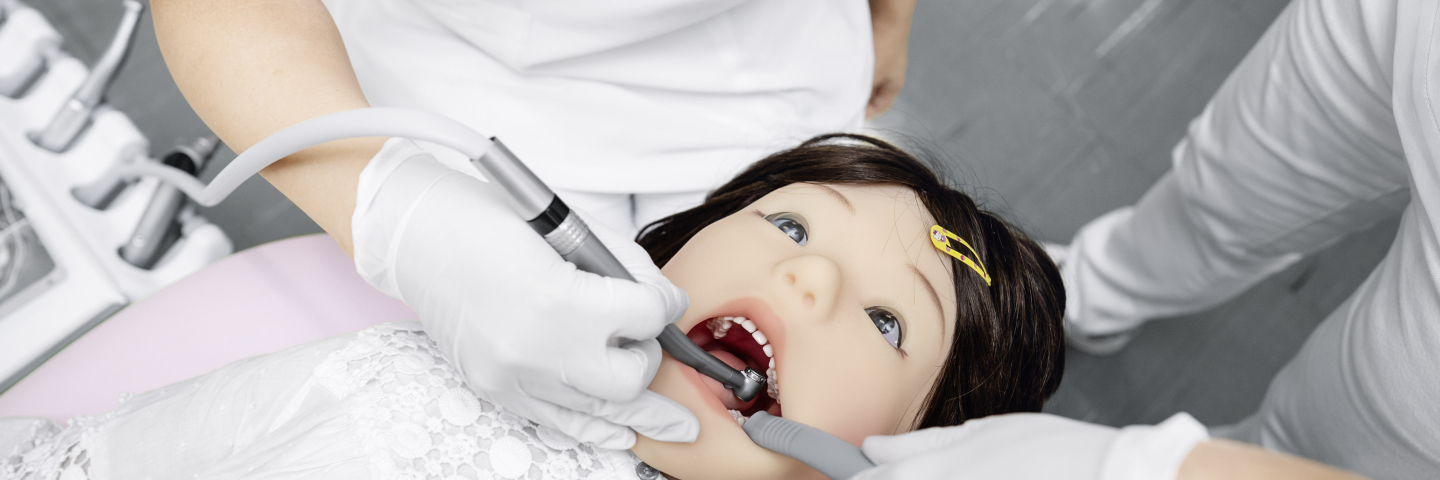 Agitazione, movimenti improvvisi della bocca: il robot umanoide simula il possibile comportamento dei bambini durante un trattamento dentale.